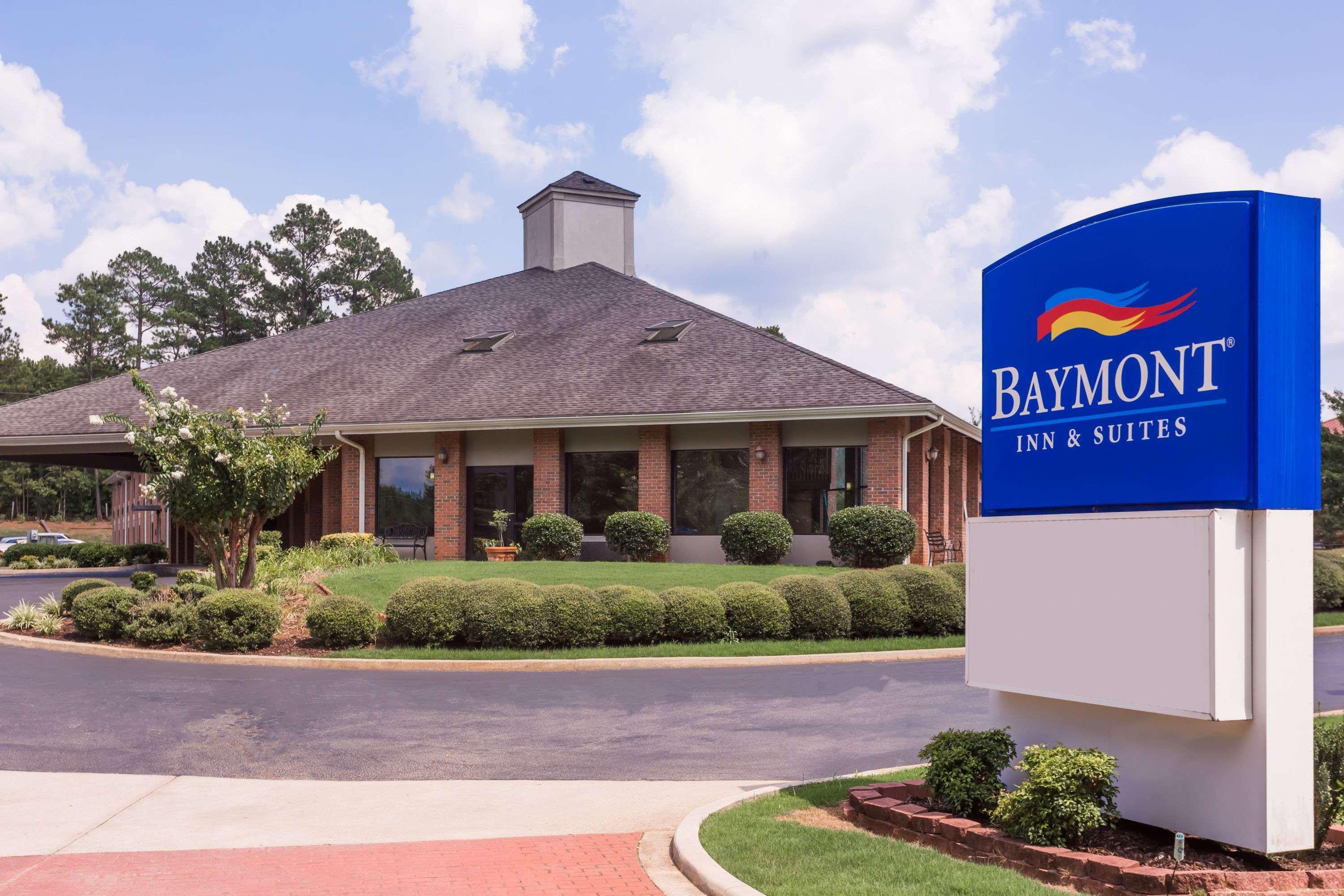 Baymont By Wyndham Lagrange Hotel Екстериор снимка