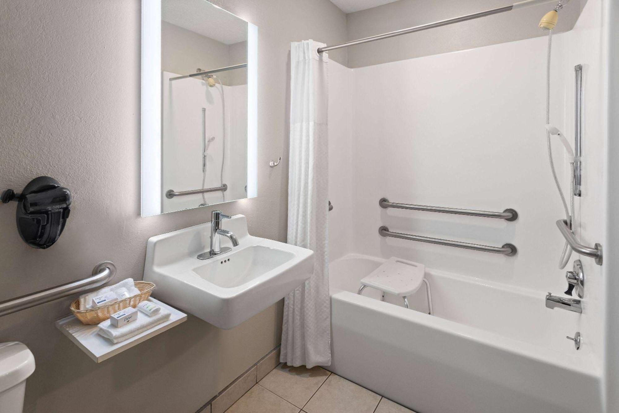 Baymont By Wyndham Lagrange Hotel Екстериор снимка