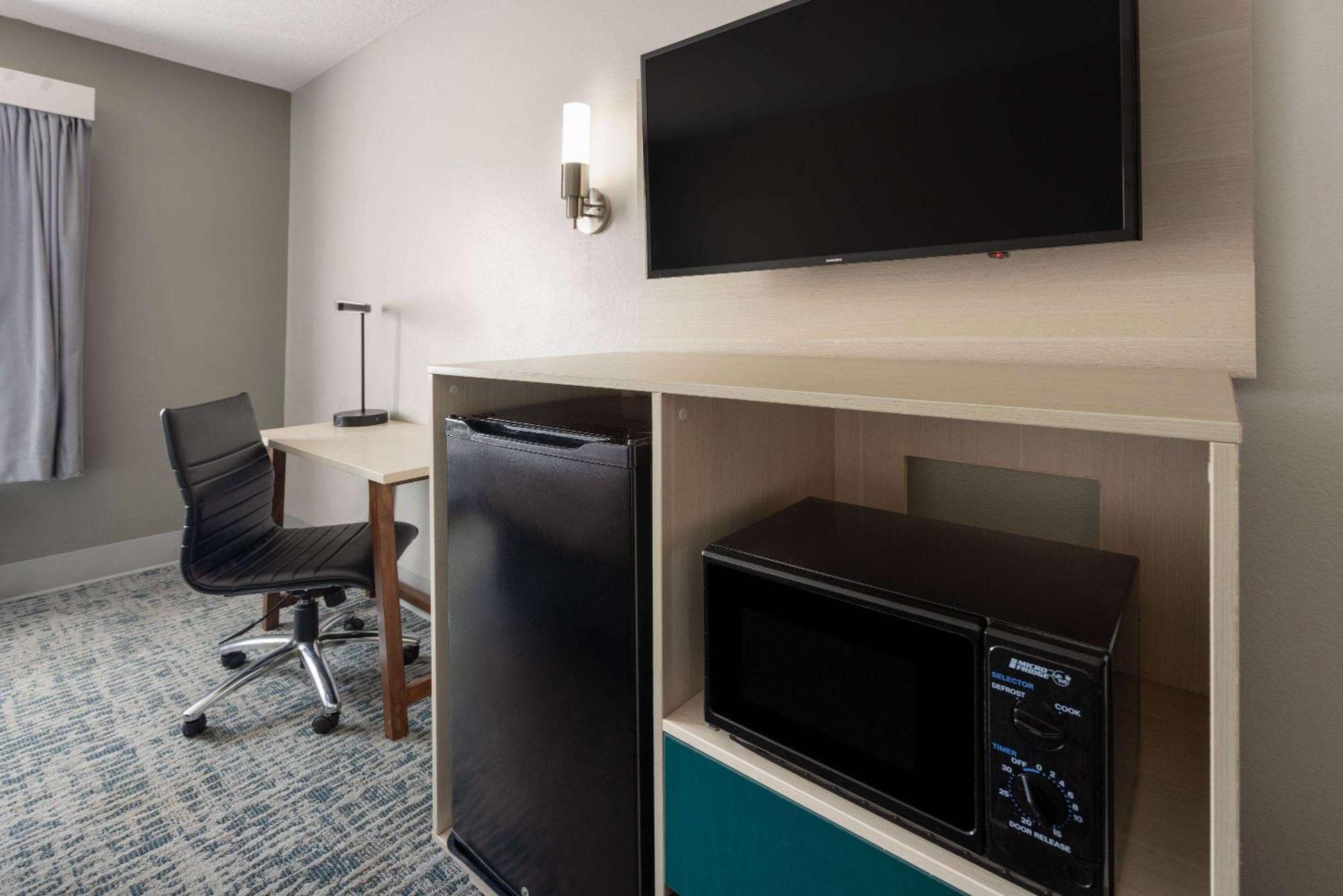 Baymont By Wyndham Lagrange Hotel Екстериор снимка