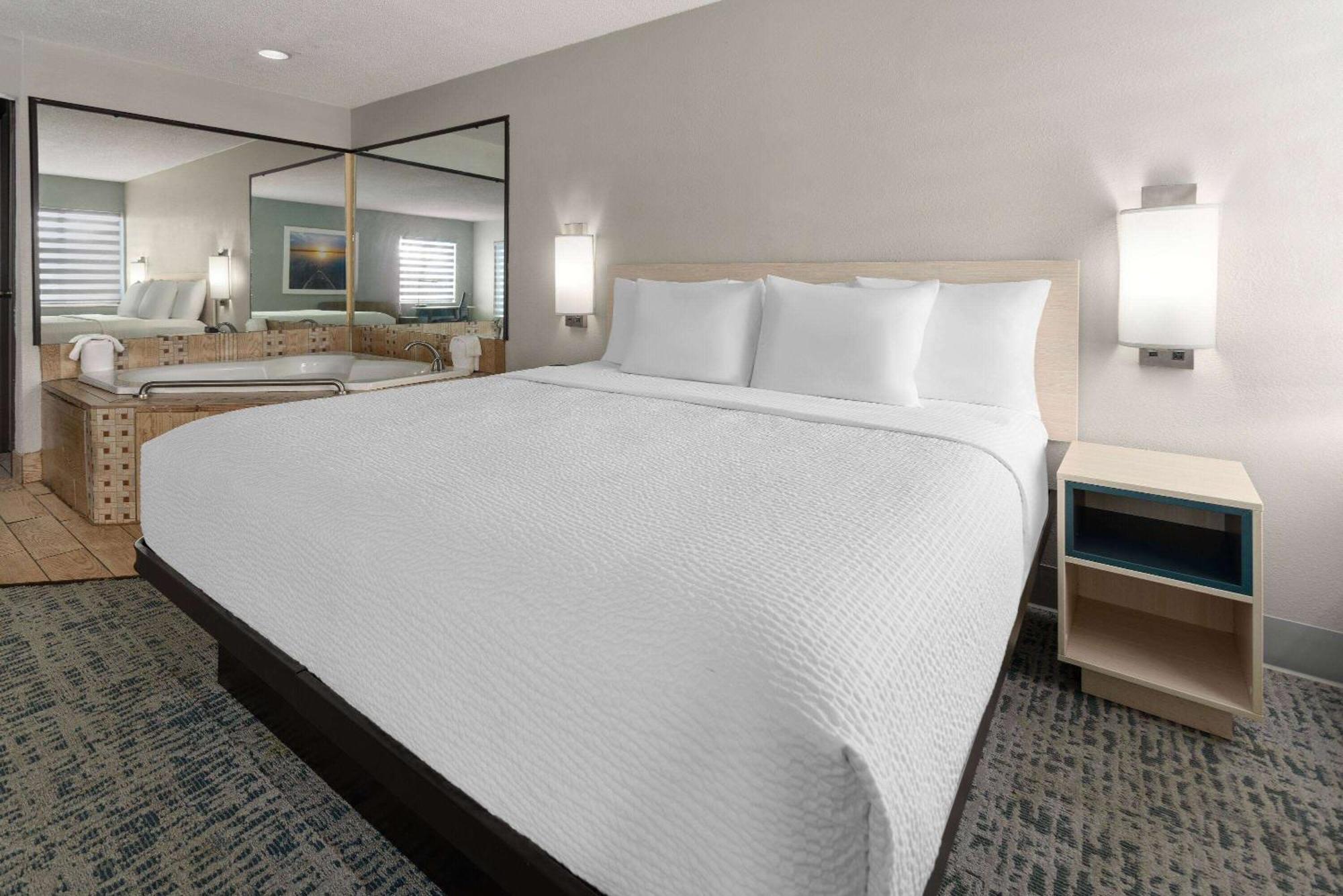 Baymont By Wyndham Lagrange Hotel Екстериор снимка