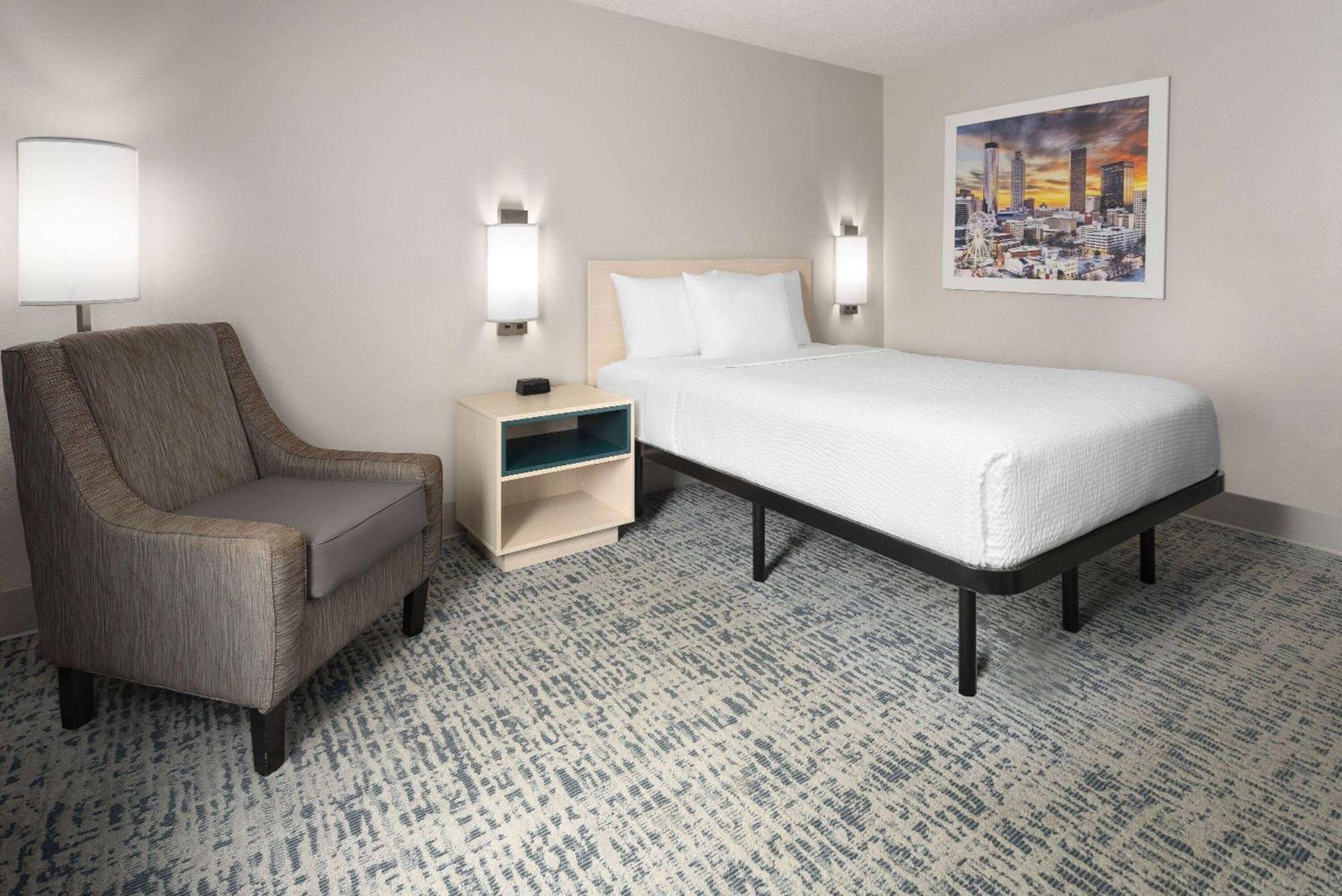 Baymont By Wyndham Lagrange Hotel Екстериор снимка
