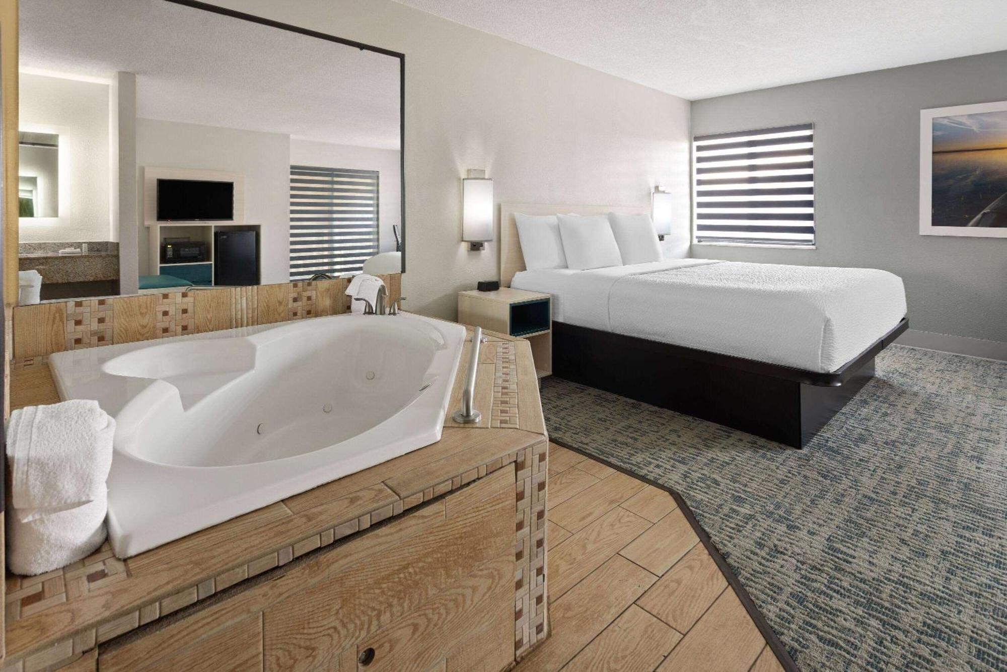 Baymont By Wyndham Lagrange Hotel Екстериор снимка