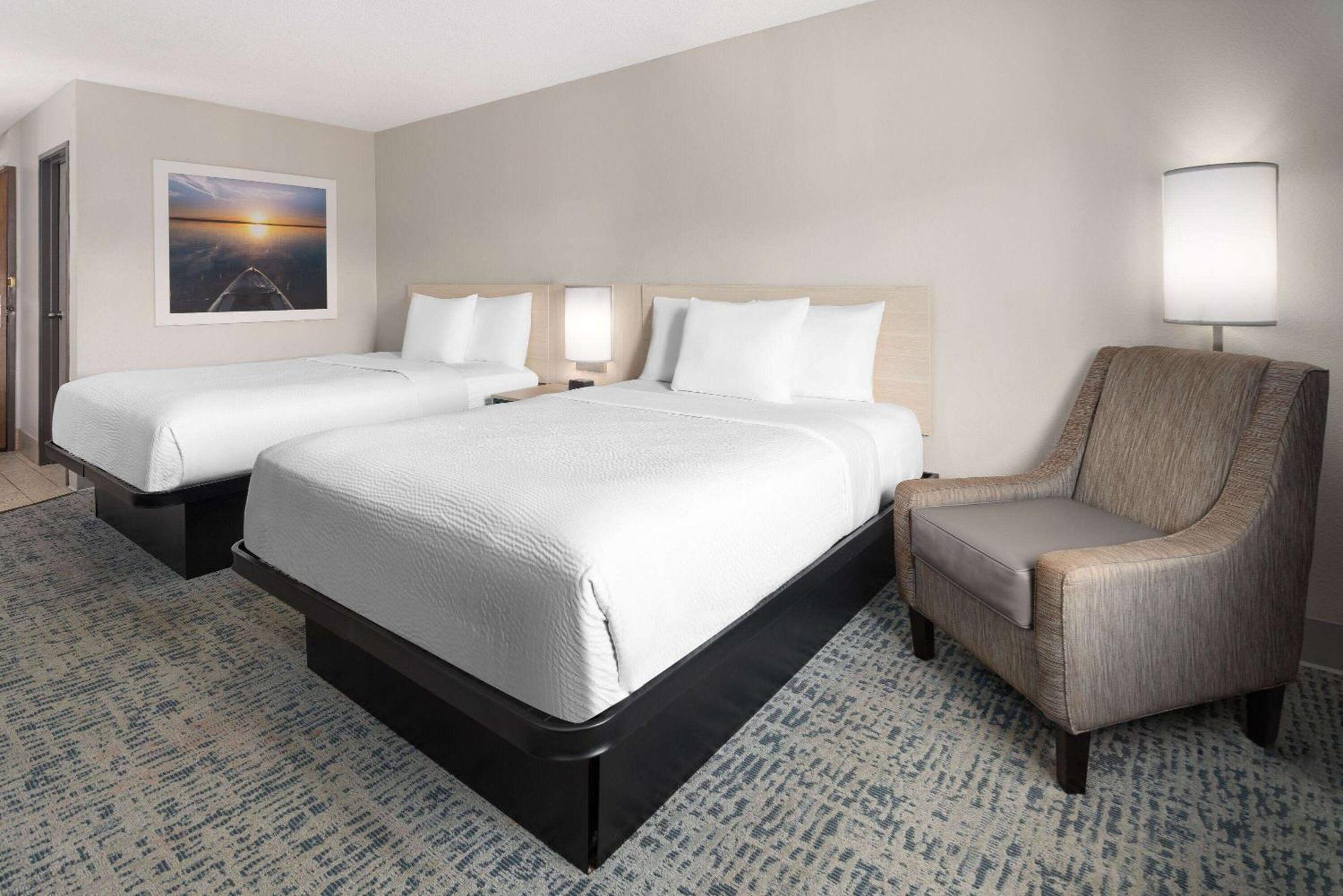 Baymont By Wyndham Lagrange Hotel Екстериор снимка