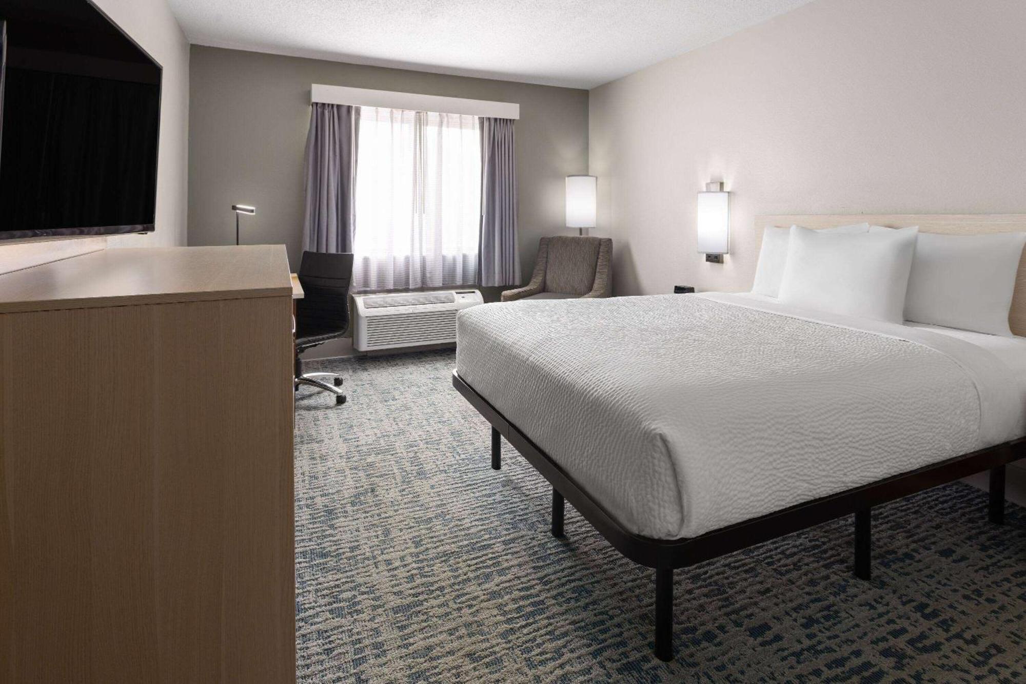 Baymont By Wyndham Lagrange Hotel Екстериор снимка