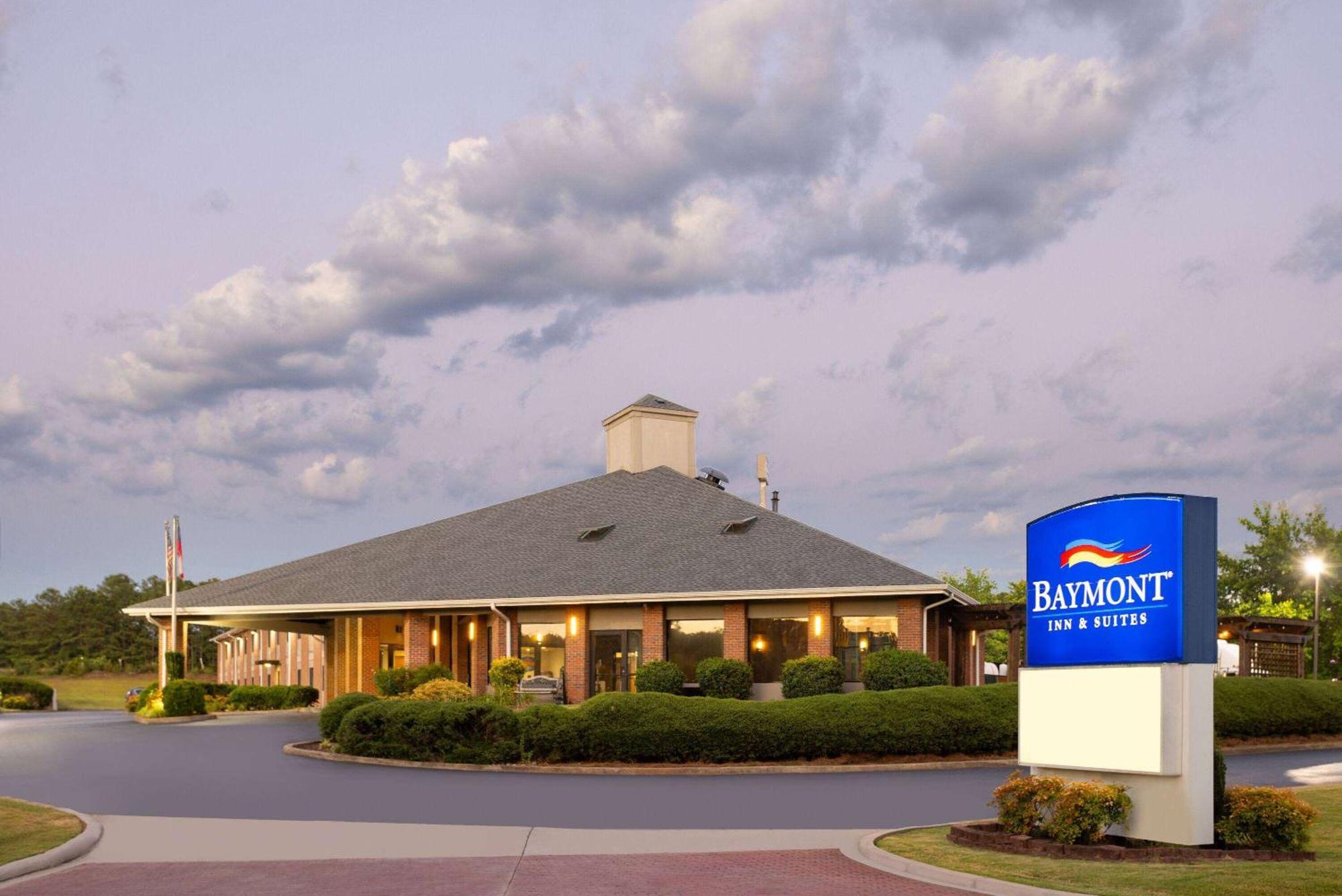 Baymont By Wyndham Lagrange Hotel Екстериор снимка