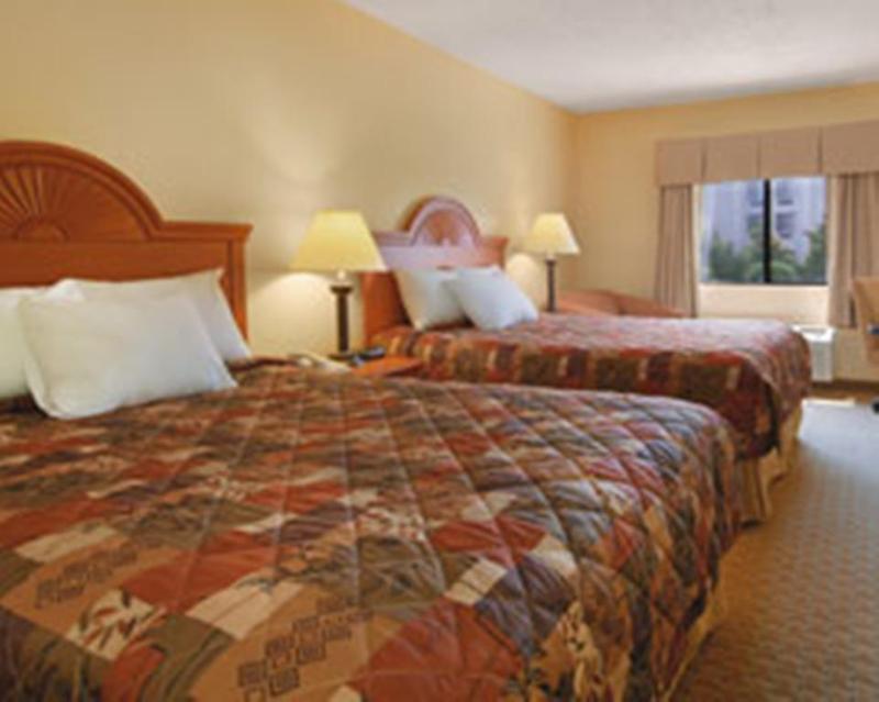 Baymont By Wyndham Lagrange Hotel Екстериор снимка